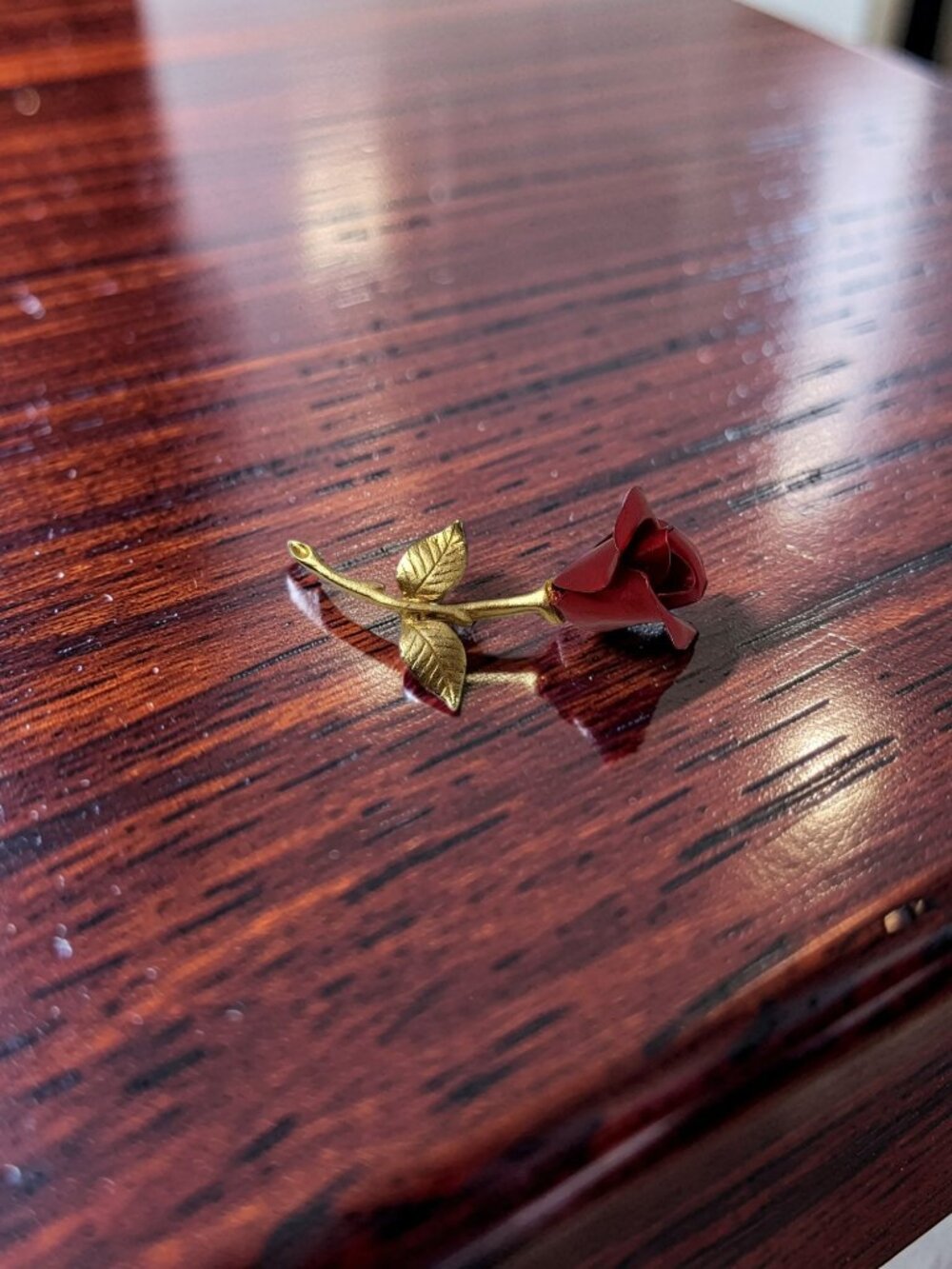 vintage avon beautiful metallic red rose and gold tone leaf and stem brooch